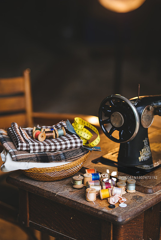 怀旧缝纫机与面料和设计设备图片素材