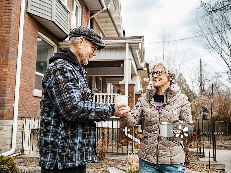 在春日花园里的老年夫妇图片素材