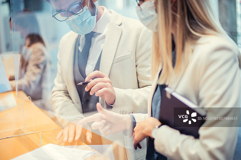 健康与金钱的双重保障图片素材