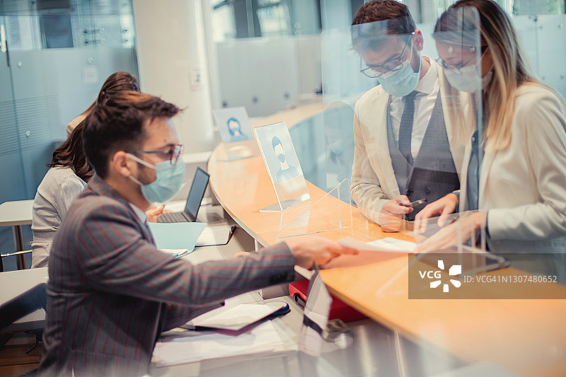 直面贷款压力图片素材