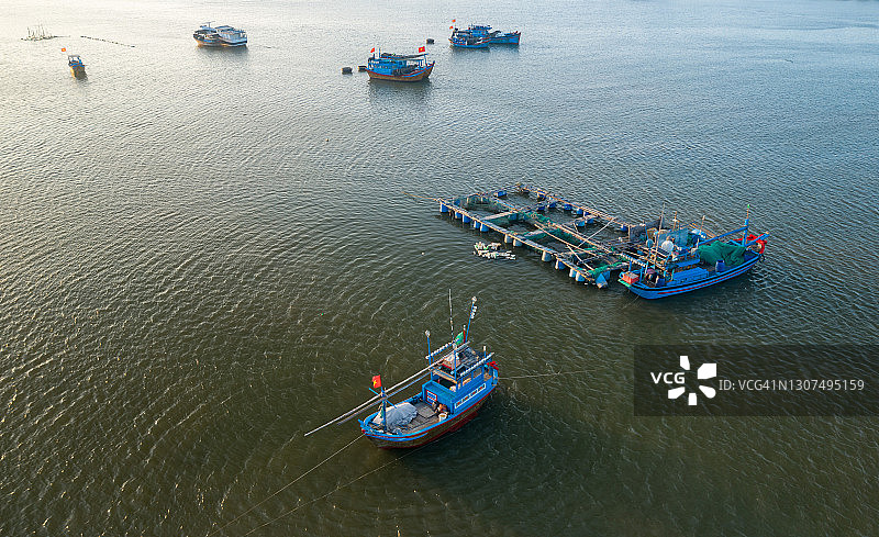 在河上航行的渔船图片素材