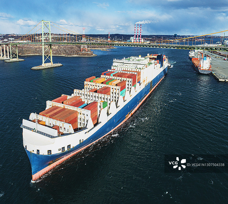驶入的集装箱货轮图片素材