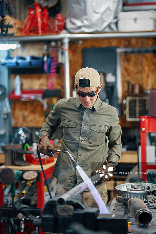 中年男子使用喷灯图片素材