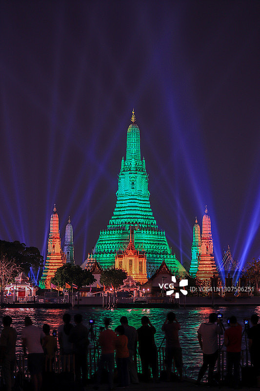 泰国地标郑王庙，以绚丽灯光庆祝爱尔兰国庆圣帕特里克节图片素材