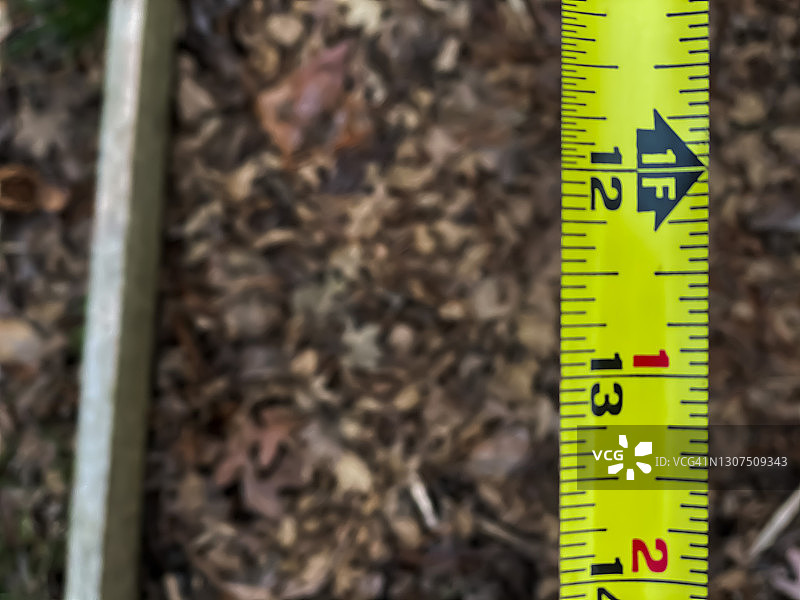 测量菜园准备播种图片素材