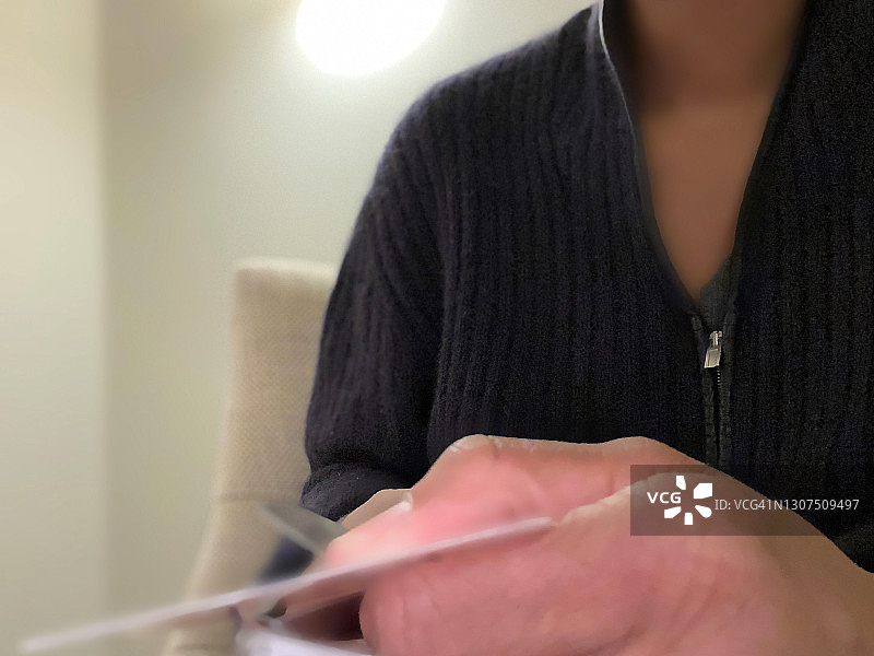 非裔美国妇女剪信用卡图片素材