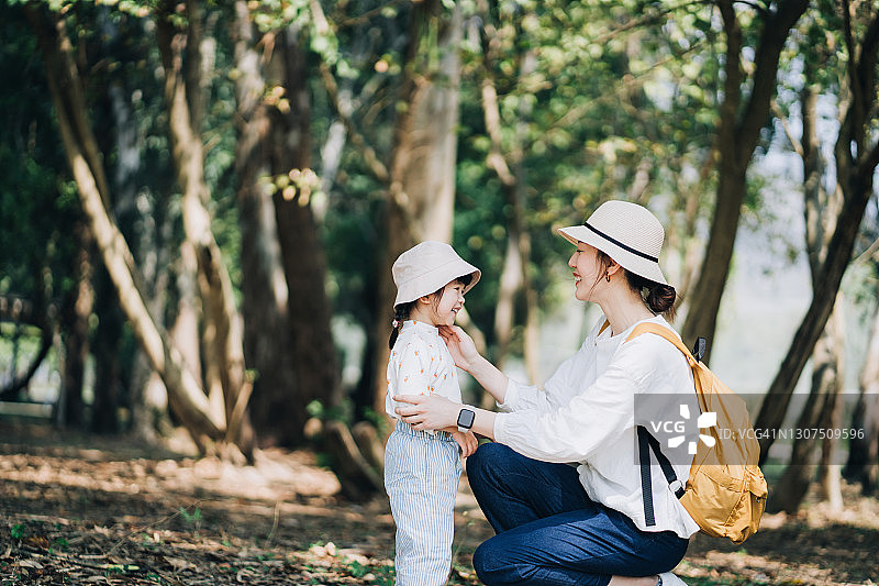 年轻的亚洲母亲和女儿在春天户外共度美好时光图片素材
