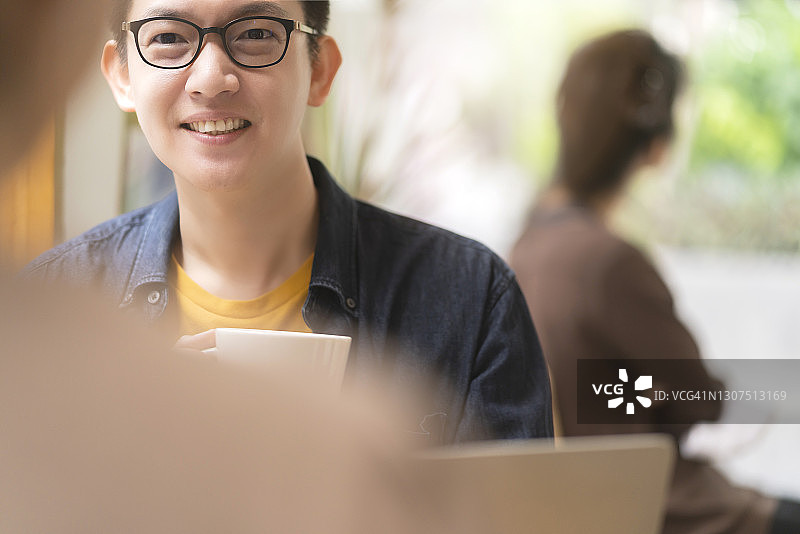 咖啡馆内愉快的亚洲男性休闲会议图片素材