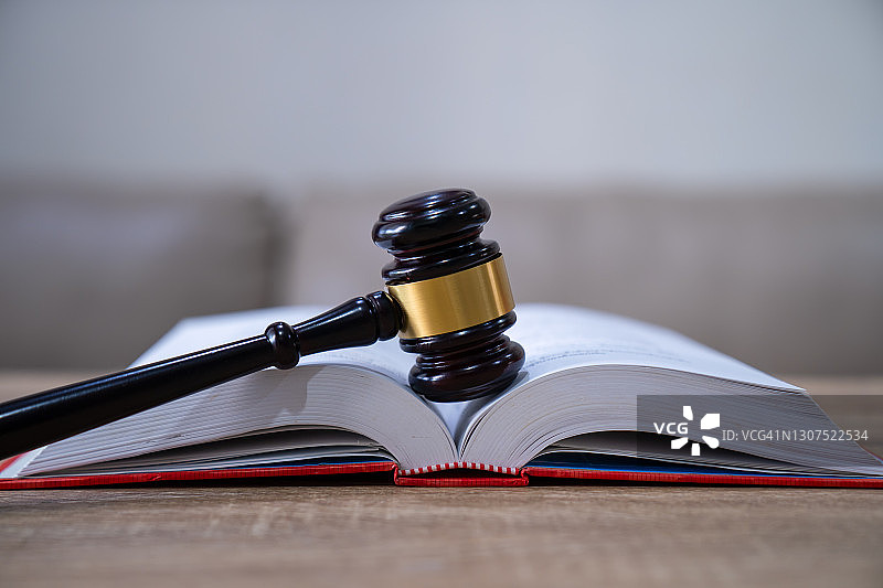 正义天平、书籍和木槌图片素材