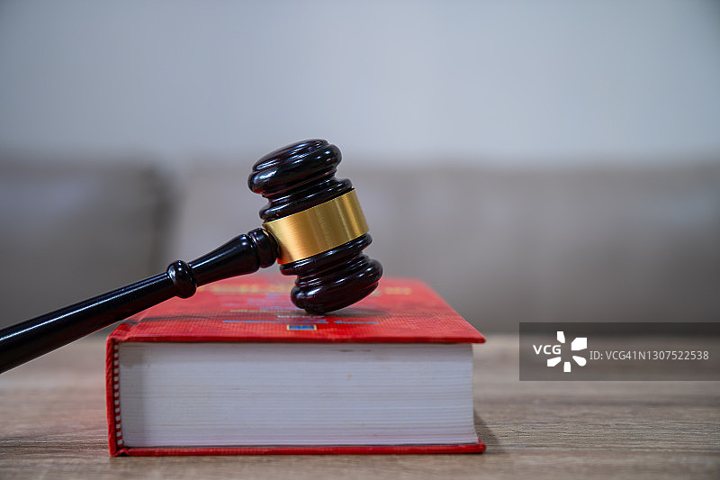 正义天平、书籍和木槌图片素材