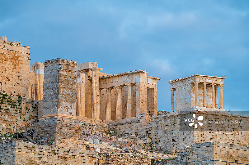 希腊雅典卫城的门楼和雅典娜尼克神庙图片素材