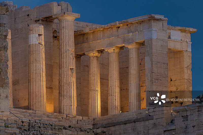 希腊雅典卫城被照亮的山门图片素材