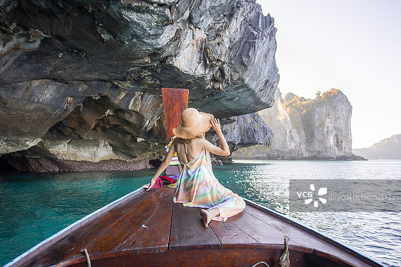 在泰国皮皮岛玛雅湾乘坐长尾船的女游客图片素材