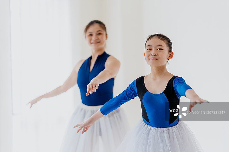 芭蕾舞女演员家庭在家练习芭蕾舞图片素材