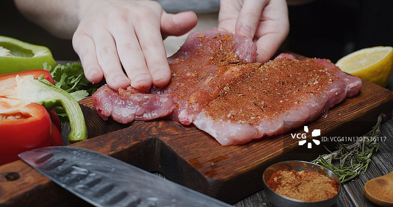 准备用甜椒腌制的猪排图片素材