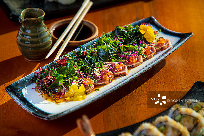 金枪鱼塔塔配海藻芝麻鱼子酱图片素材