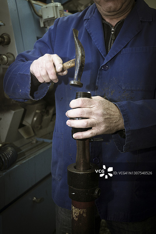 鞋匠在他的工作室里工作图片素材