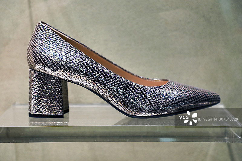 女士银色皮鞋图片素材