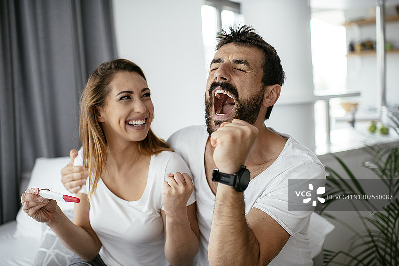 快乐情侣与怀孕喜讯的库存照片图片素材