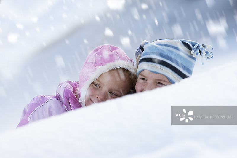孩子们在雪地里玩耍图片素材