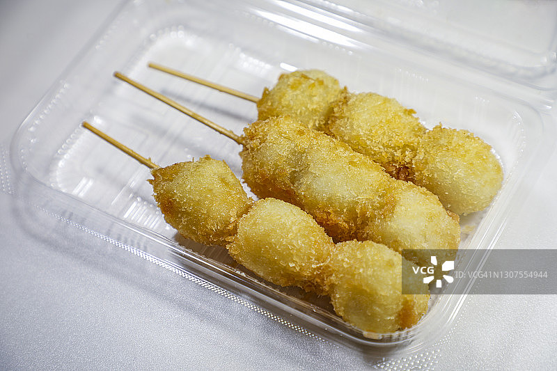 鹌鹑蛋串，PET塑料外卖盒中煮熟的鹌鹑蛋串图片素材