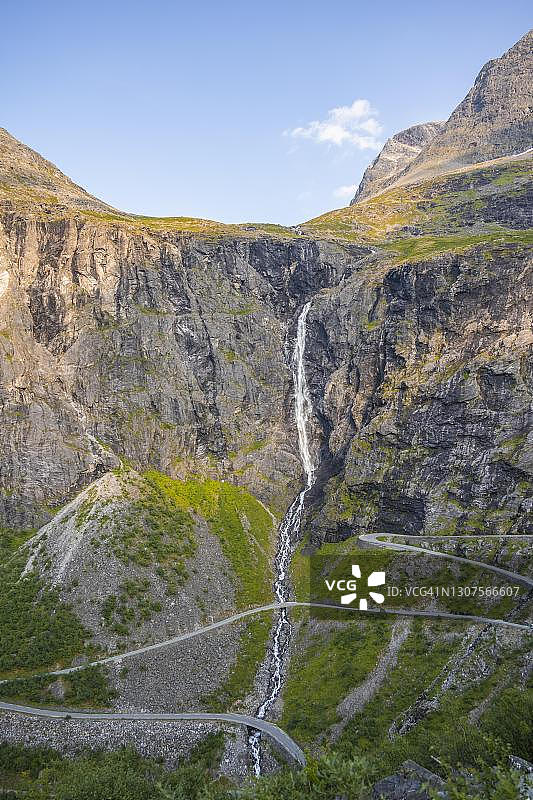 挪威默勒-鲁姆斯达尔郡翁达尔斯内斯附近的山路精灵之路的发夹弯图片素材
