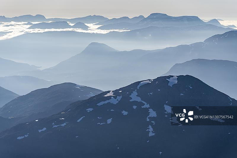 约斯特达尔斯布连国家公园的冰川和山脉，从斯卡拉山顶、布雷海门山脉眺望，挪威图片素材