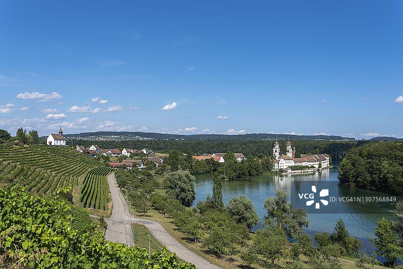 瑞士苏黎世州莱茵河畔的赖瑙修道院岛和圣尼古拉斯山教堂图片素材