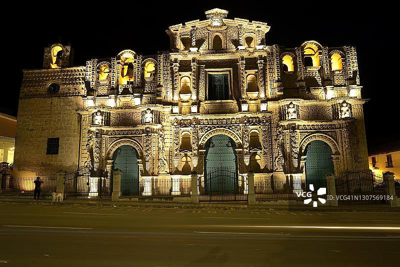 秘鲁卡哈马卡圣卡塔利娜主教座堂夜景图片素材