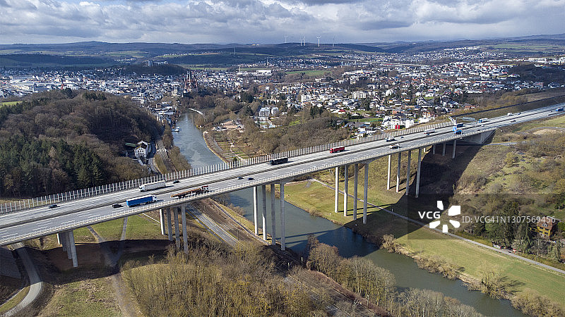 高速公路和铁路桥梁-鸟瞰图图片素材