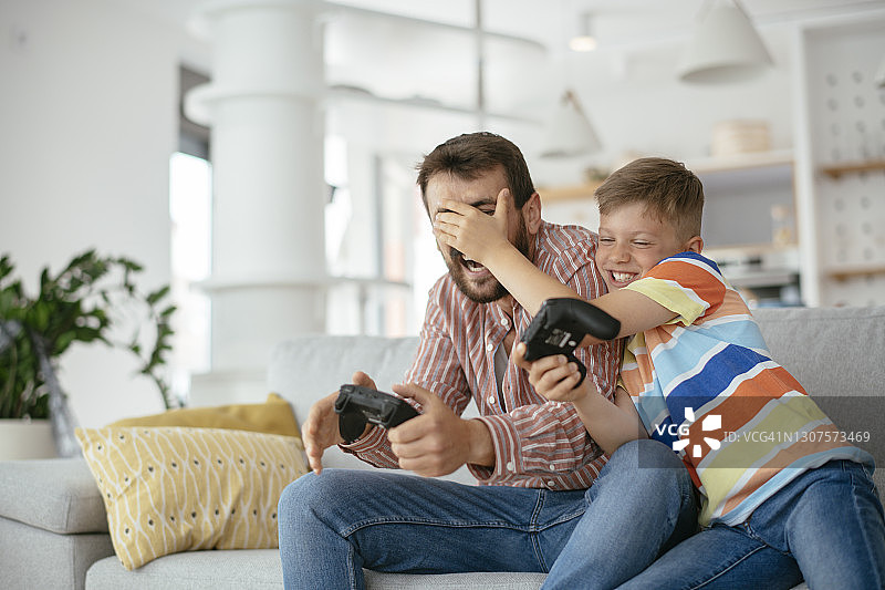 父子在家玩电子游戏图片素材