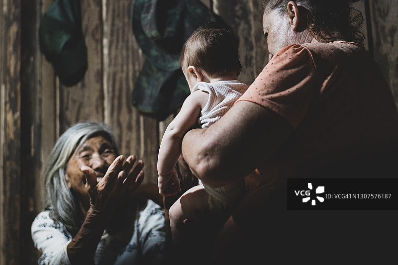 家庭：祖母、曾祖母与宝宝图片素材