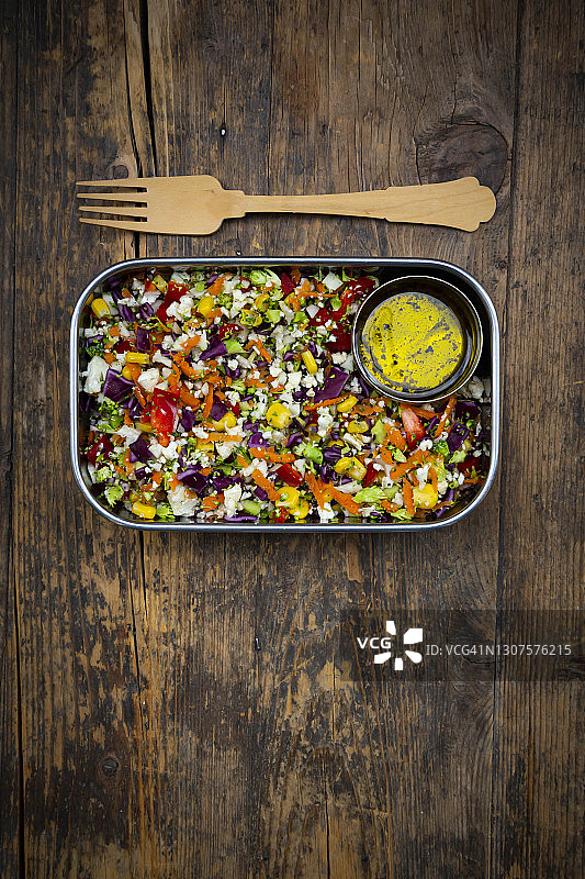 装有彩色沙拉的午餐盒图片素材