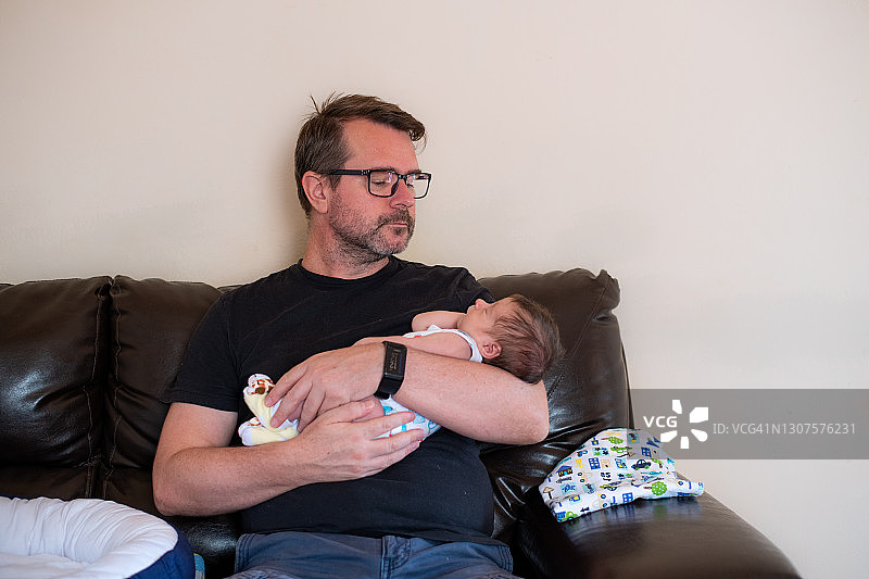 父亲抱着他的儿子图片素材