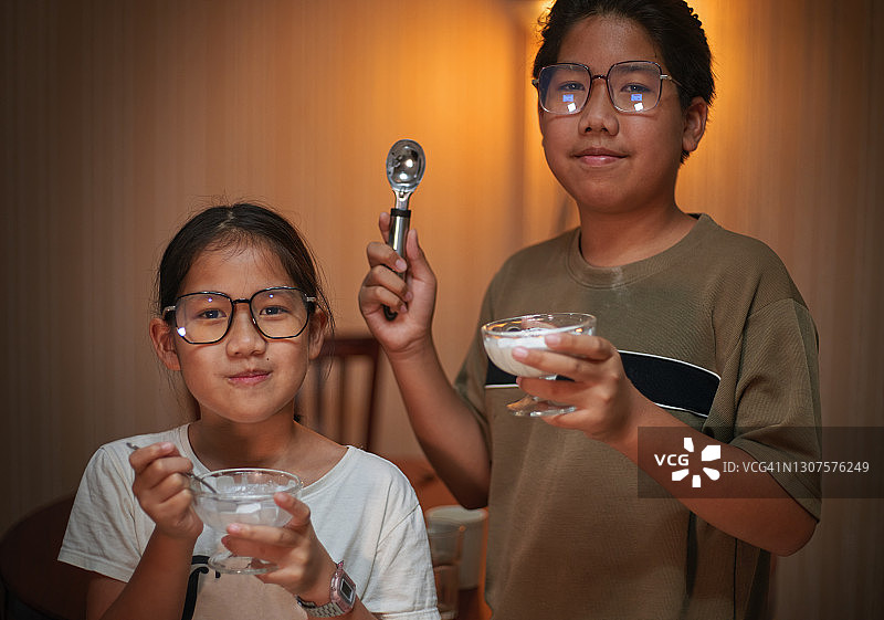 男孩和女孩拿着自制椰奶冰淇淋图片素材