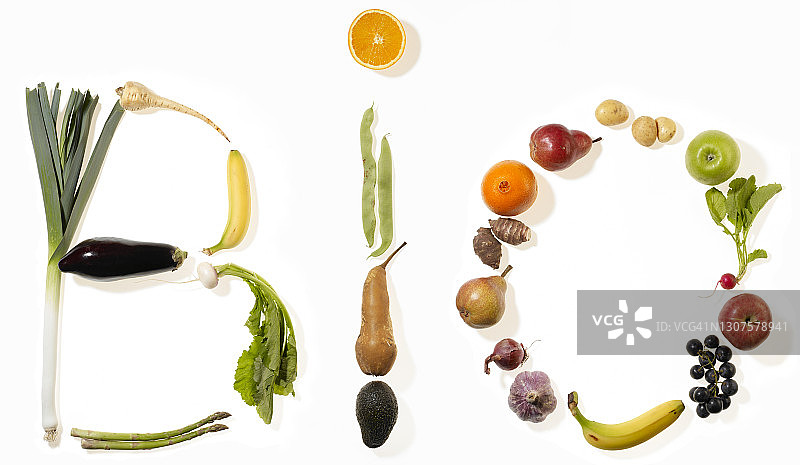 用蔬菜和水果在白色背景上写下的单词“生物”图片素材