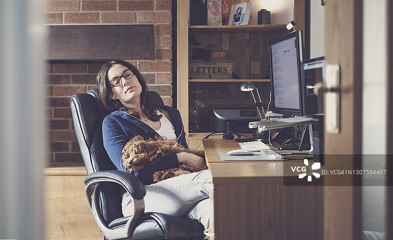 女人和小狗小憩图片素材