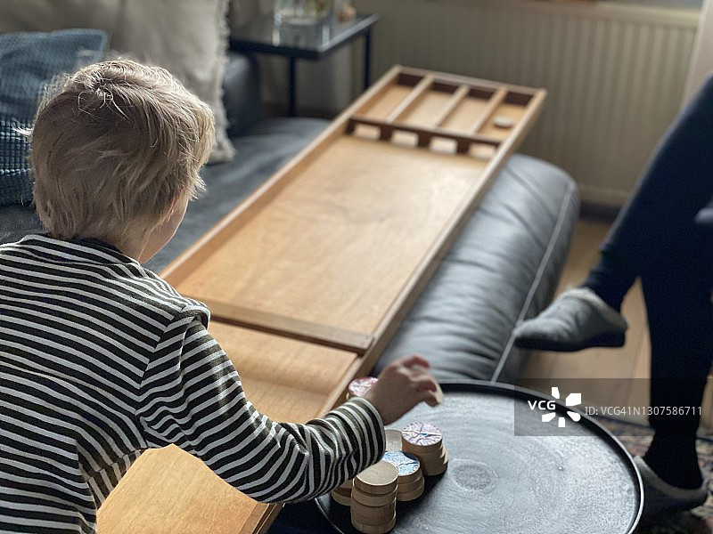 男孩玩沙狐球图片素材