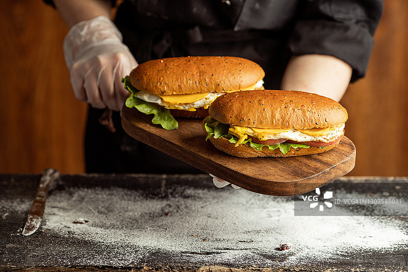 三明治面包、番茄、生菜和黄色奶酪图片素材