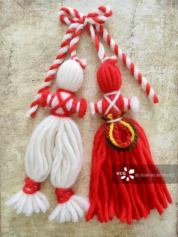 传统保加利亚春季象征物Martenitsa Pizho & Penda图片素材