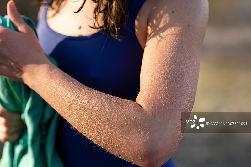 游泳后因寒冷而起鸡皮疙瘩的女子图片素材