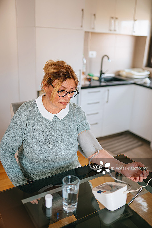 妇女-准备检查血压图片素材