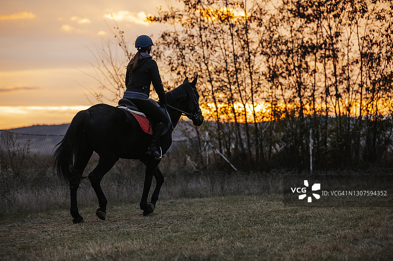 日落时分的骑马活动图片素材