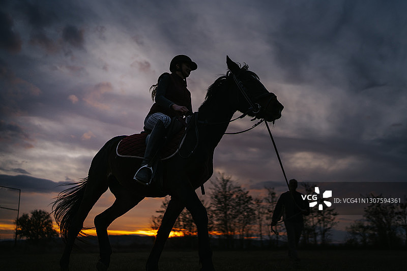 日落时分的骑马活动图片素材