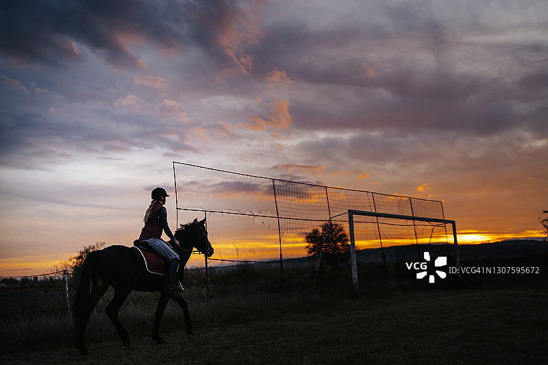日落时分的骑马活动图片素材