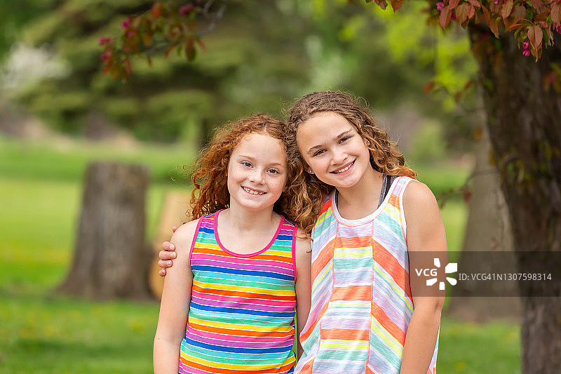 姐妹们肩并肩对着镜头微笑图片素材
