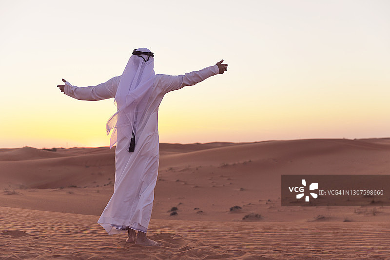 正在参观偏远沙漠的阿拉伯男人图片素材