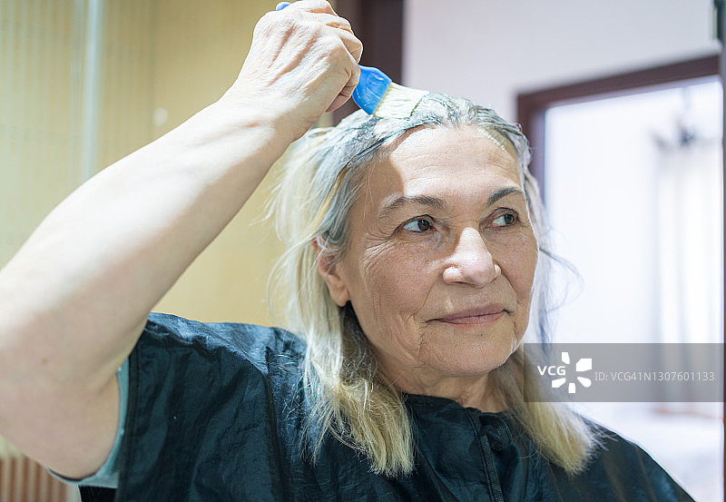 自己染发的年长女人图片素材