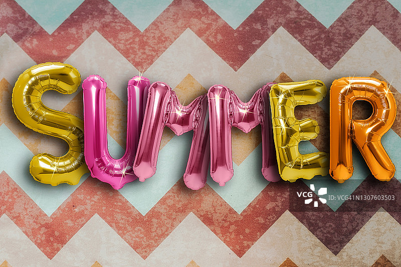 粉色背景上的箔气球“夏天”字样图片素材