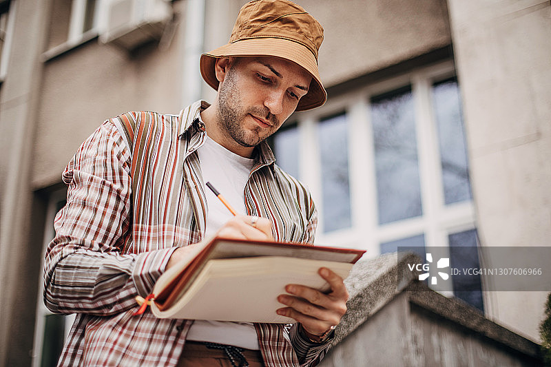 艺术家在城市户外绘画图片素材